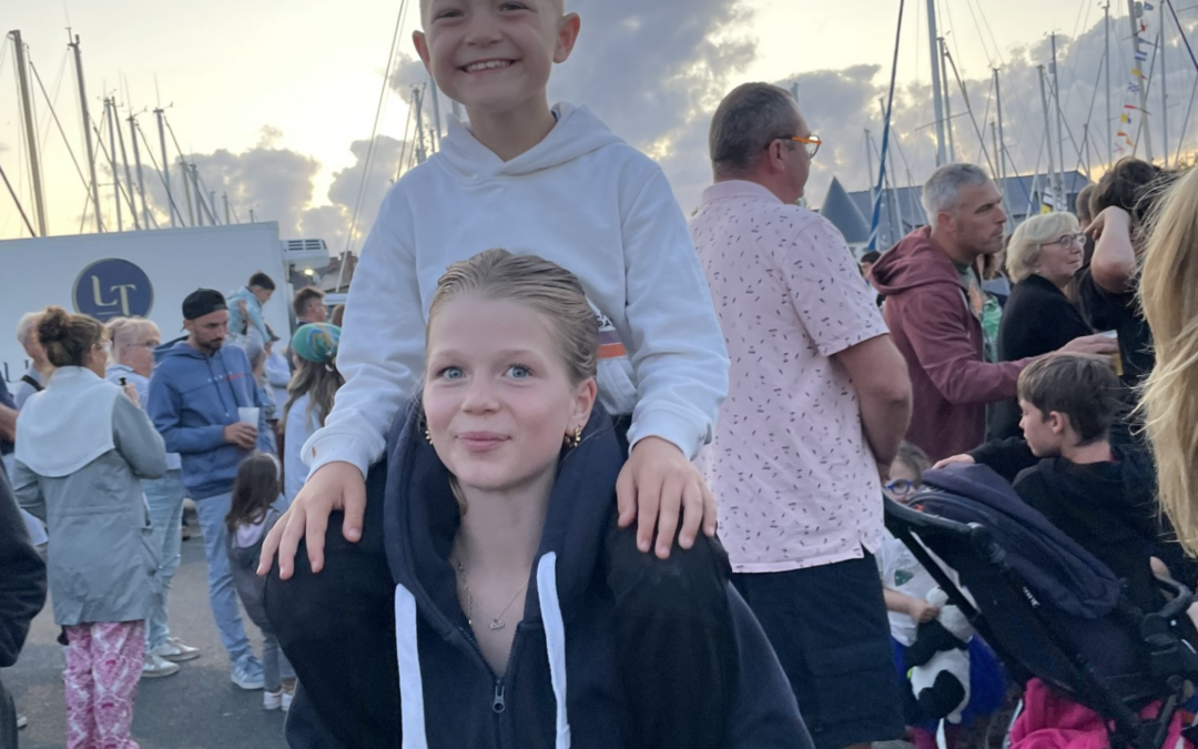 Søskenparet Lilly og Balder fikk tildelinger fra «Ekstra gode dager» i mars og april!